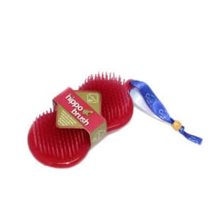 Le parfait accessoire deux-en-un, mélange entre une éponge et une brosse. Combine une brosse à poils doux mais efficace d’un côté avec une gomme en caoutchouc agréable sur l’autre.